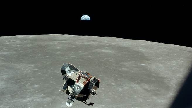 NASA披露密藏50年的月球照片