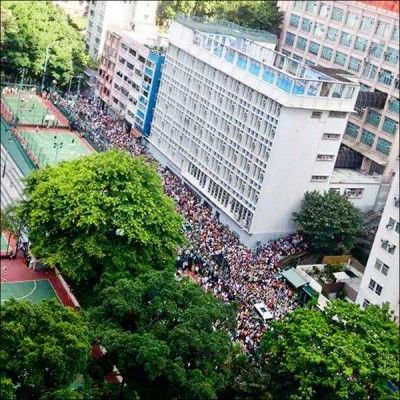 何韻詩香港街頭開唱   港民擠爆