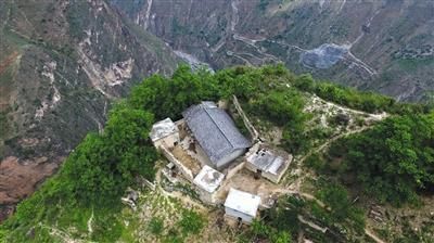 四川懸崖上的村莊 出入走崖壁爬藤梯(組圖)
