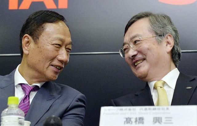 郭台銘表示，現在是面板產業新技術發展的關鍵時刻，LTPS、IGZO還是OLED技術都是