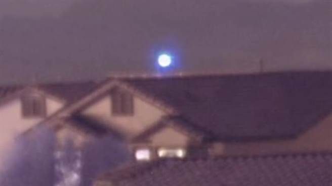 神秘51區附近居民拍下UFO 懸浮屋頂慢慢消失