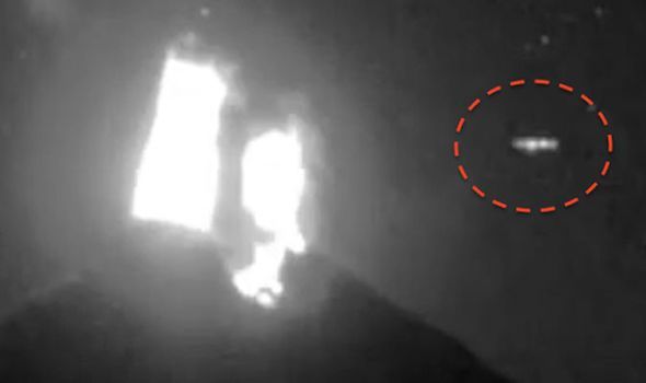 目擊者：UFO穿過危險的火山噴發