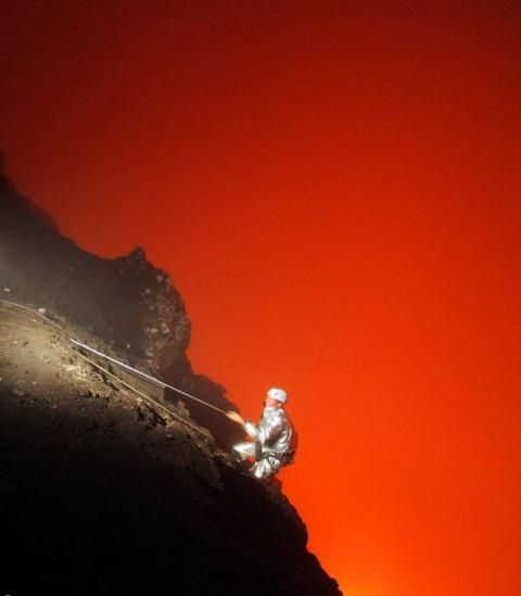 心驚肉跳！探險家深入活火山內部(組圖)