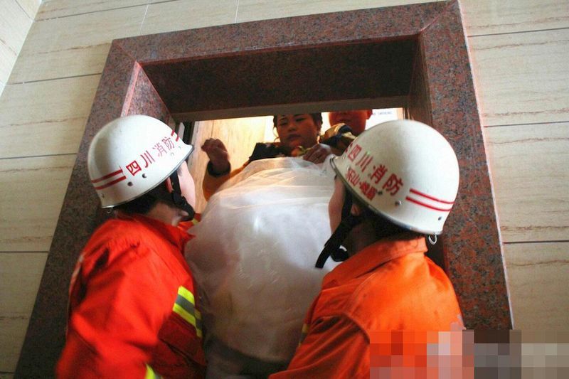 新人赴結婚現場途中被卡電梯里 12人受困(組圖)
