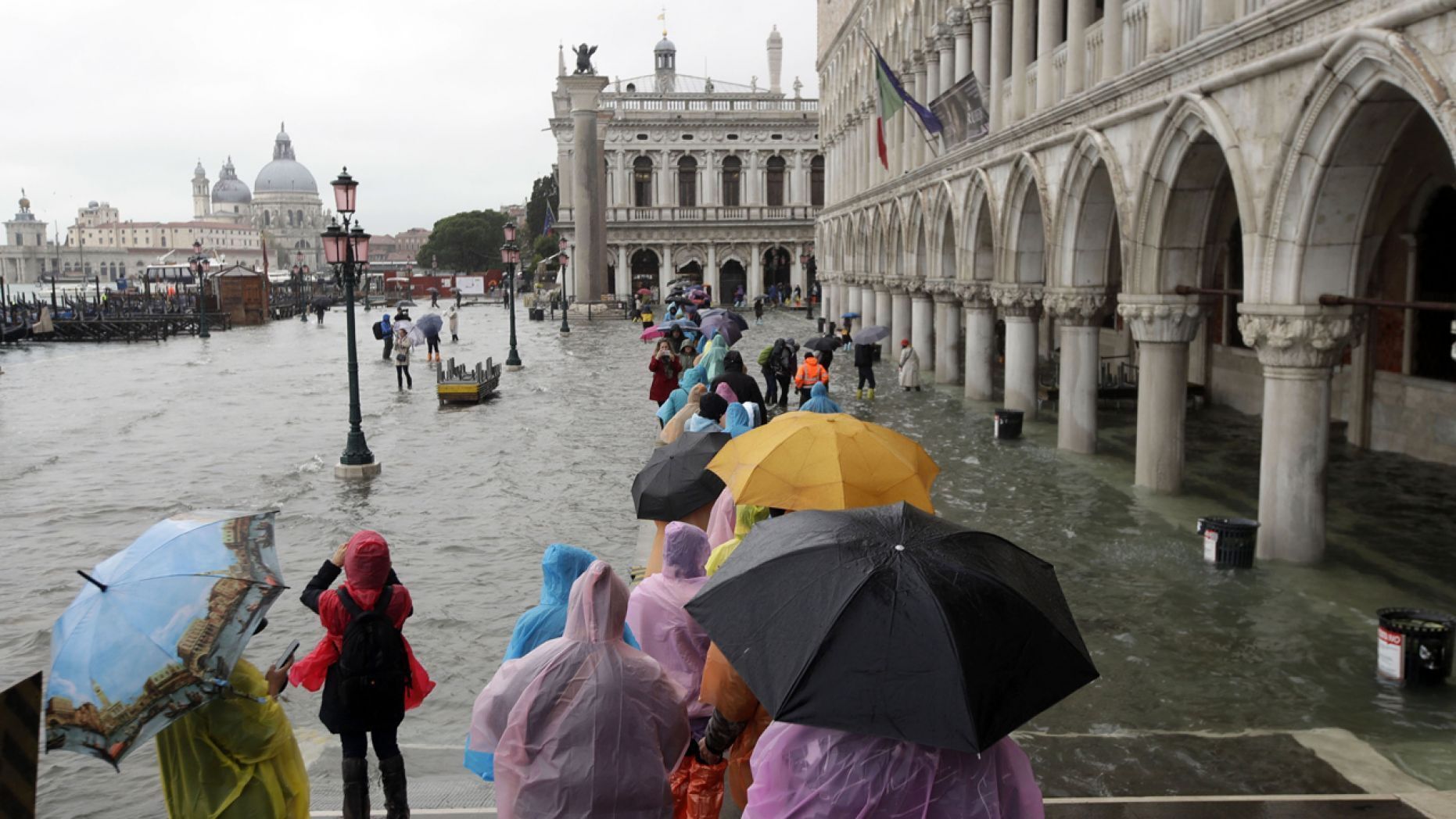 威尼斯史上第二高洪災「彷彿末日」