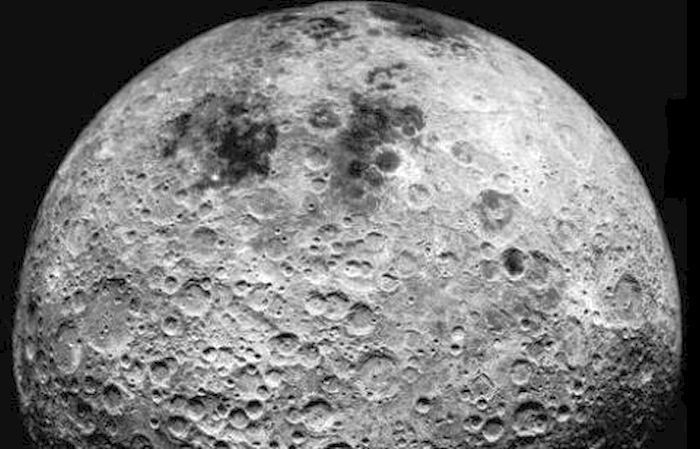 NASA宇宙飛船繞到月球背面拍照 發現神秘坑洞(圖)
