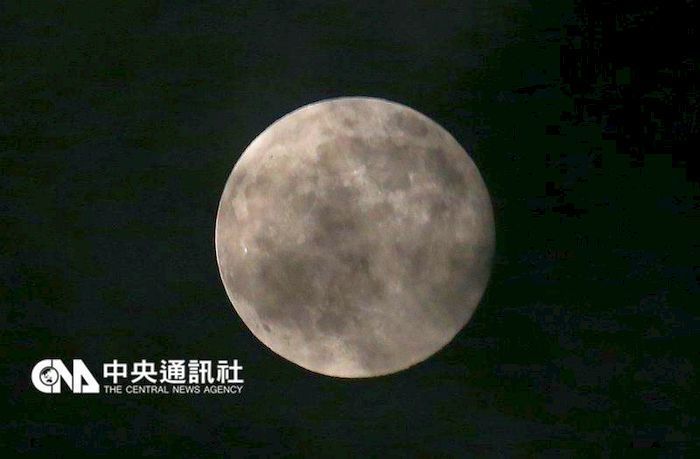 今年(2015) 的耶誕節「巧遇」19年才一次的耶誕滿月