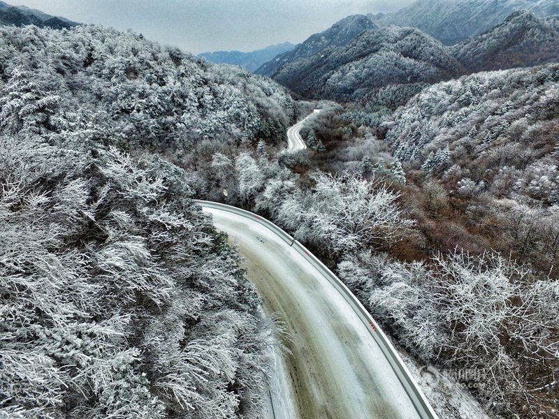 航拍秦嶺冰雪世界 猶如天然水墨山水畫 (組圖)