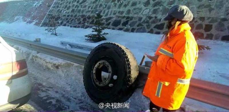 高速跑丟一輪胎 司機開百里被攔才發覺(組圖)