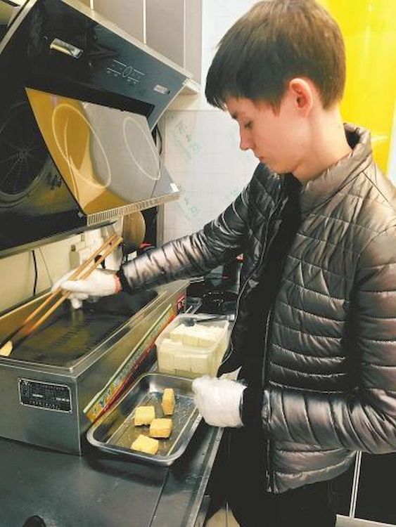 俄羅斯暖男學炸臭豆腐 為給心愛中國姑娘驚喜(圖)