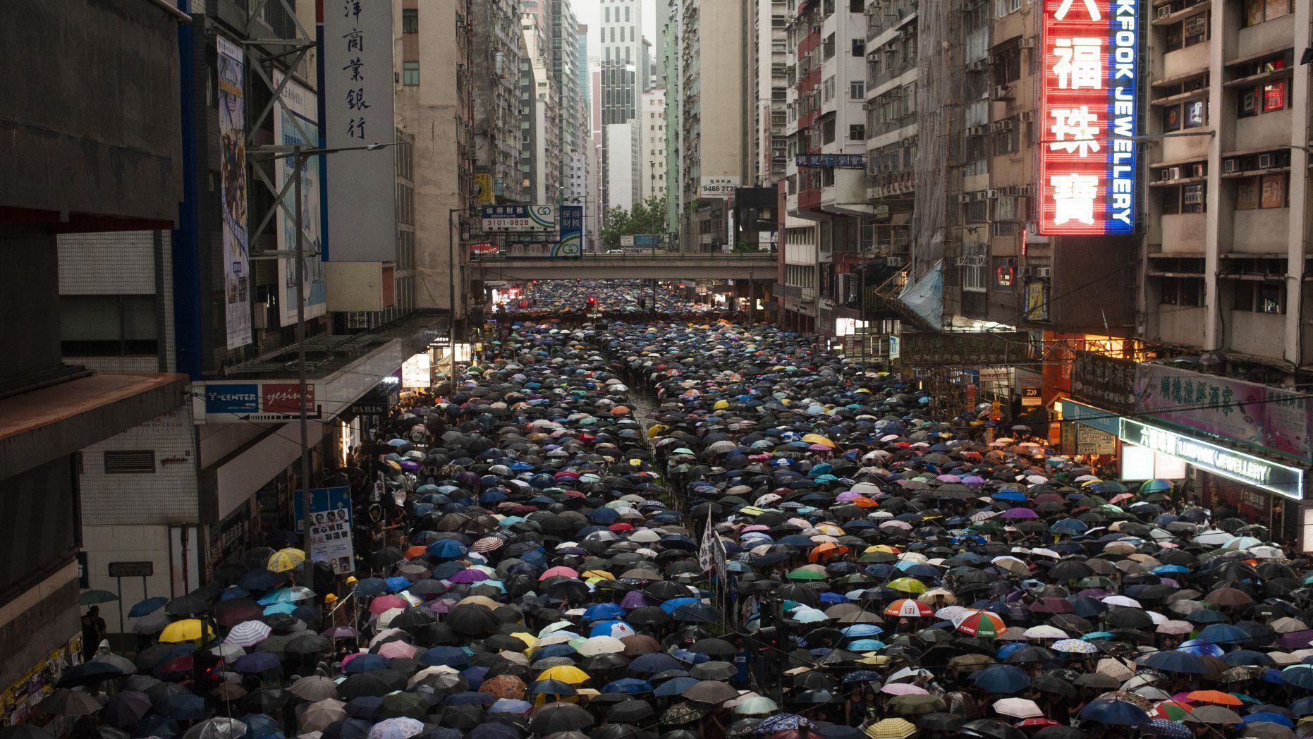 臉書和推特指控中共對香港抗議者進行假宣傳