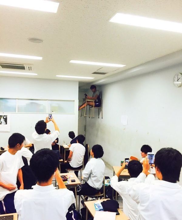 他和课桌椅一起漂浮上课