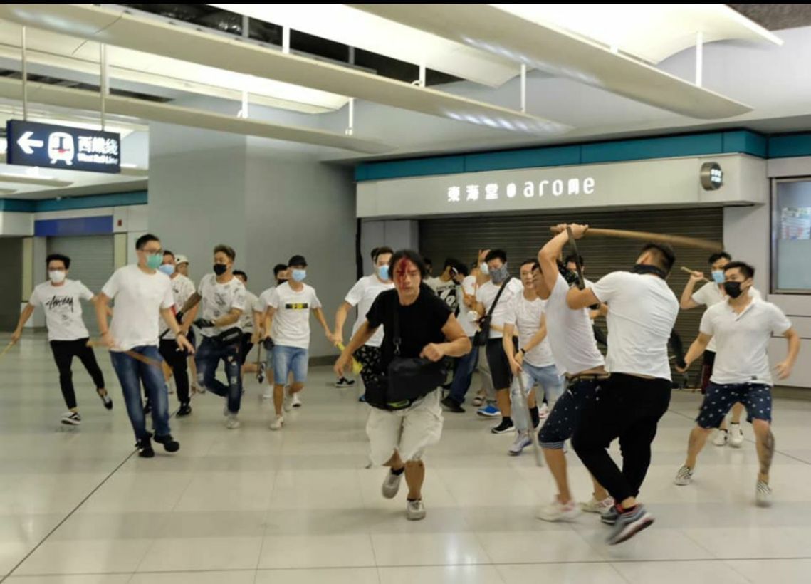 香港抗議示威者遭蒙面人暴力襲擊