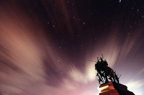 曼谷晴空惊见白色强光陨石坠落 民众目瞪口呆