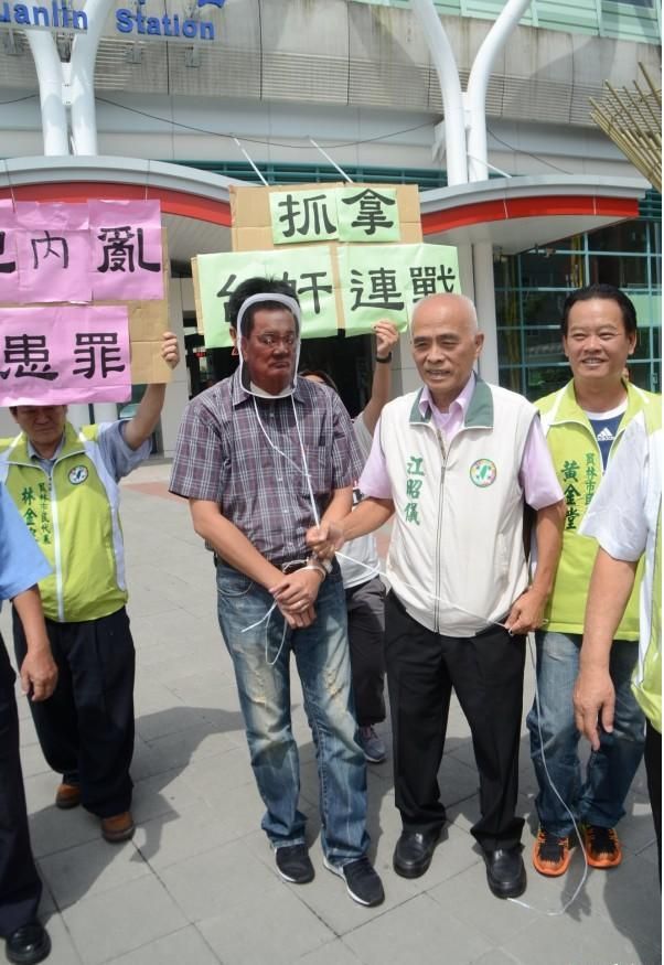連戰出席閱兵犯眾怒 被告發觸犯內亂外患罪