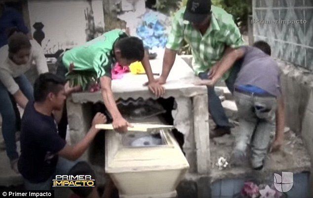 夫聞亡妻棺內呼救 破棺急救依然無效