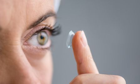 錯誤方式戴隱形眼鏡讓他左眼失明