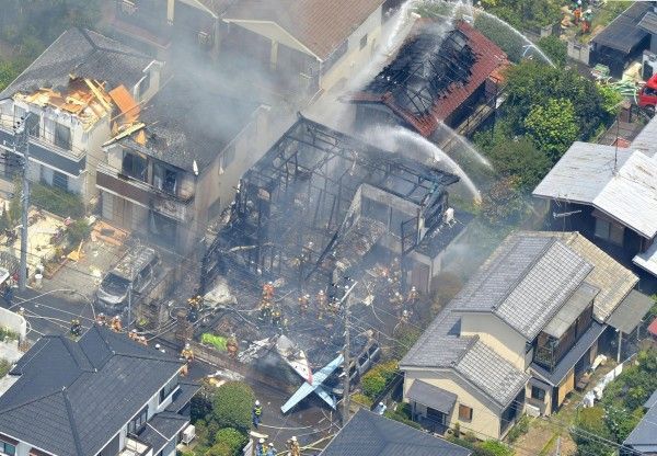 小型飛機墜落東京市區 釀3死5傷（組圖）
