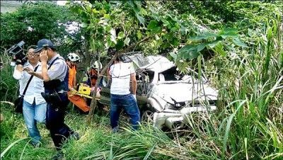 摔落22米高架段 7人6死// 廂型車爆胎 疑急煞翻落（組圖）