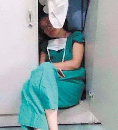 网络票选最美睡姿－女医师衣柜打盹